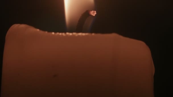 燃烧蜡烛圣诞节晚上的气氛 — 图库视频影像