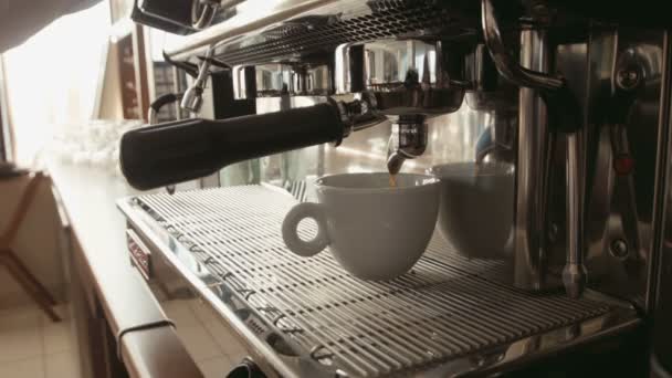 バリスタはコーヒーマシンでエスプレッソを準備 — ストック動画