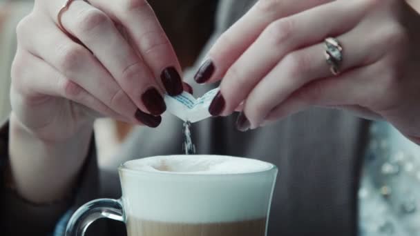 Ragazza Riempie Zucchero Caffè Mescola — Video Stock