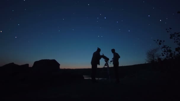 Pessoas Terra Olhando Através Telescópio — Vídeo de Stock