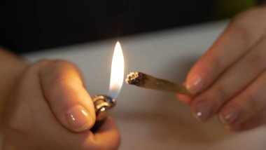 Tıbbi esrar kadın elinde ortak haddeleme.