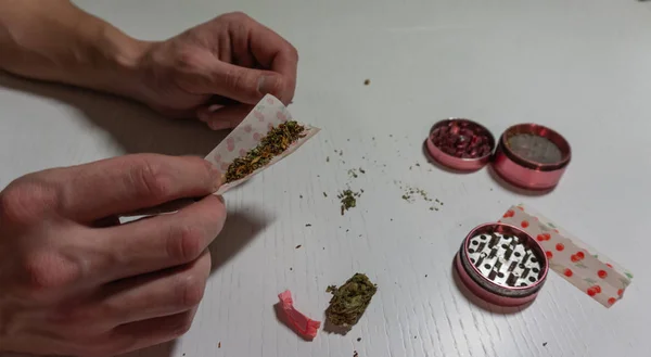 Rolando Maconha Medicinal Conjunta Whith Papel Colorido Mão Dos Homens — Fotografia de Stock