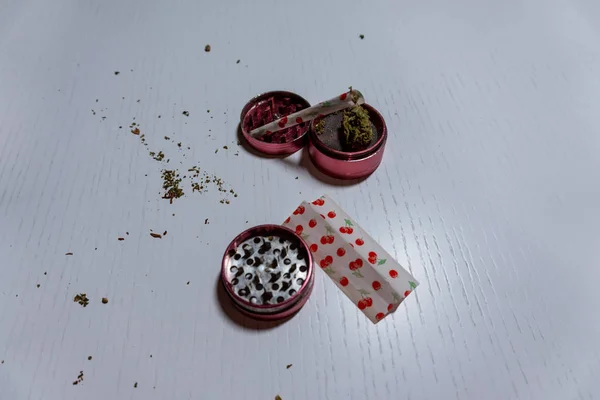 Medizinisches Marihuana Joint Mit Farbigem Papier Knospen Und Schleifer Liegt — Stockfoto