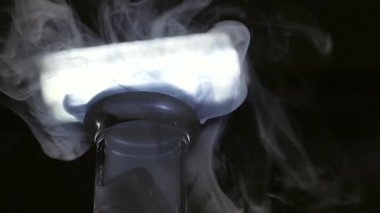 Bong yakın çekim yoluyla tıbbi marihuana. Tıbbi esrar ve yasallaştırma dünya çapında.