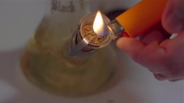 Orvosi Marihuána Bong Dohányzás Marihuána Rügyek Közelről Kannabisz — Stock videók
