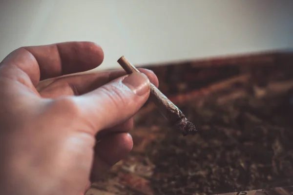Marihuany Joint Męskie Ręce Marihuany Pąki Tle Konopi — Zdjęcie stockowe