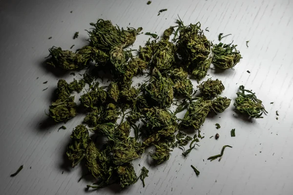 Medicinsk Marijuana Knoppar Lögner Mörk Grå Bakgrund Cannabis Skörd Legalisering — Stockfoto