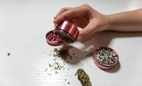 Erva Daninha Moedor Nas Mãos Mulher Buds Maconha Medicinal Mesa — Fotografia de Stock