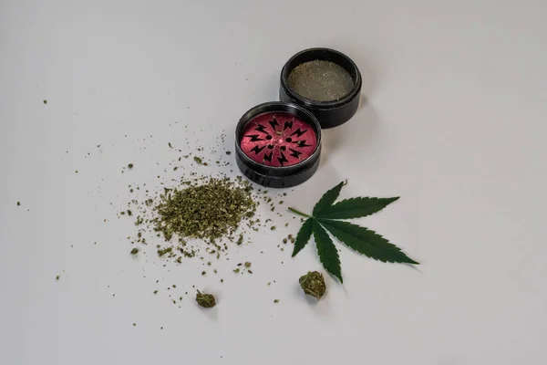 Medizinisches Marihuana Knospen Unkraut Mühle Und Cannabisblatt Aus Nächster Nähe — Stockfoto