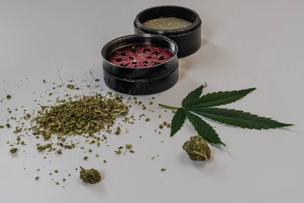 Medizinisches Marihuana Knospen Unkraut Mühle Und Cannabisblatt Aus Nächster Nähe — Stockfoto