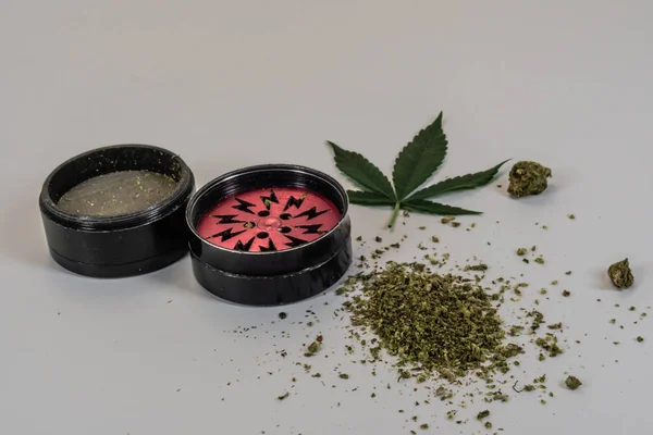 Medical Marijuana Buds Weeds Grinder Cannabis Leaf Close White Backdround — Stock Photo, Image