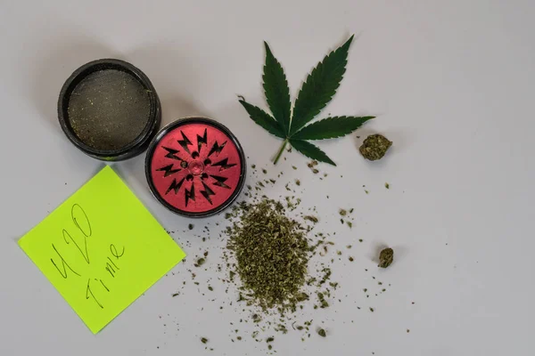 Medicinsk Marijuana Knoppar Ogräs Kvarnen Och Cannabis Leaf Närbild Vit — Stockfoto