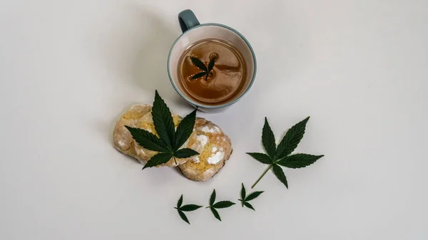 Hausgemachte Cupcakes Kuchen Mit Medizinischem Marihuana Und Einer Kappe Tee — Stockfoto