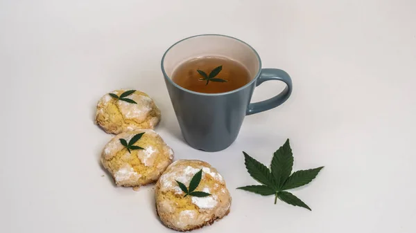 Hausgemachte Cupcakes Kuchen Mit Medizinischem Marihuana Und Einer Kappe Tee — Stockfoto