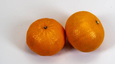 Olgun ve taze mandalina beyaz arka plan üzerinde izole. Yakın çekim, makro. Narenciye