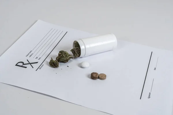Medical Marijuana Leaves Close Cannabis Buds Doctors Prescription Weed Pills — Stock Photo, Image