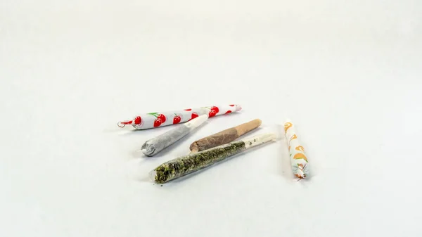 Joints mit medizinischem Marihuana auf weißem Hintergrund. Cannabiskraut — Stockfoto