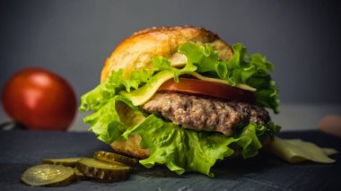 Ev yapımı peynir ve bir dar üzerinde domates bir dilim çizburger