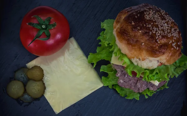 Domácí cheeseburger s plátkem sýra a rajčat na dar — Stock fotografie
