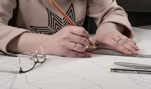 Kobiece Projektant sprawia, że rysunek roboczy. Miejsca pracy w desi zabawka — Zdjęcie stockowe