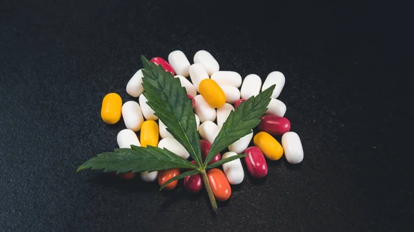 Healthcare with medical marijuana. Cannabis leaf and pills on bl — Stock Photo, Image