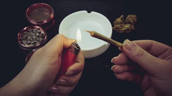 Fumar marihuana medicinal. Brotes de marihuana, molinillo y ceniza —  Fotos de Stock
