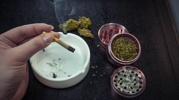Fumar marijuana medicinal. Botões de maconha, moedor e cinza — Fotografia de Stock