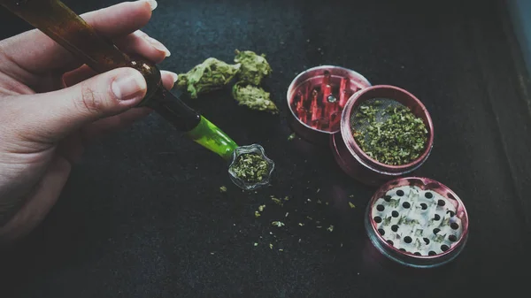 Rökning medicinsk marijuana med en rökande pipa — Stockfoto
