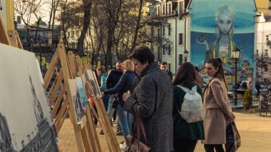 Kiev, Ukrayna-04.06.2019: turistler tarihsel c yürüyüş