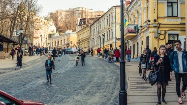Kiev, Ukrayna-04.06.2019: turistler tarihsel c yürüyüş