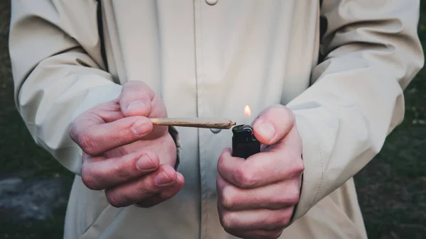 사람은 자신의 손에 의료 마리화나 관절을 개최. — 스톡 사진