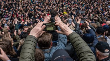 Kiev, Ukrayna-04.14.2019. Ukraynalılar bir kalabalık t gidiyor
