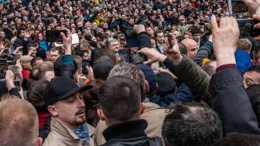 Kiev, Ukrayna-04.14.2019. Ukraynalılar bir kalabalık t gidiyor