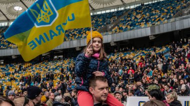 Kiev, Ukrayna-04.14.2019. Ukraynalılar bir kalabalık t gidiyor