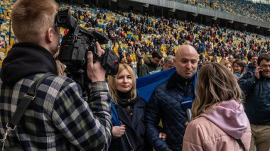 Kiev, Ukrayna-04.14.2019. Ukraynalılar bir kalabalık t gidiyor
