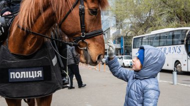 Kiev, Ukrayna-04.14.2019. Bağlı polis. Bir Ho ile küçük çocuk