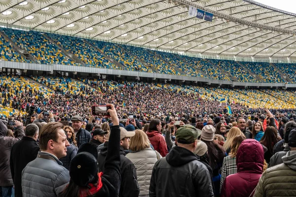 Kiev, Ukraina - 04.14.2019. Kerumunan orang Ukraina akan t — Stok Foto