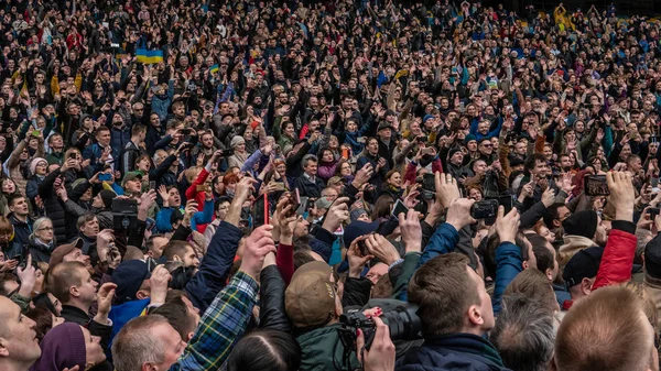 Kiev, Ukraine - 04.14.2019. Une foule d'Ukrainiens va t — Photo