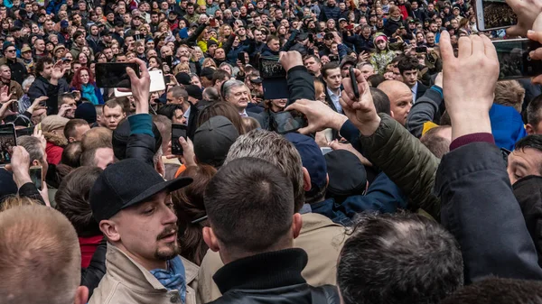 Kiev, Ucrânia - 04.14.2019. Uma multidão de ucranianos está indo para t — Fotografia de Stock