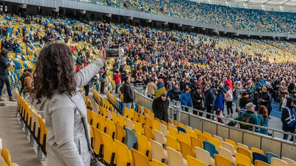 Kiev, Ucrânia - 04.14.2019. Uma multidão de ucranianos está indo para t — Fotografia de Stock