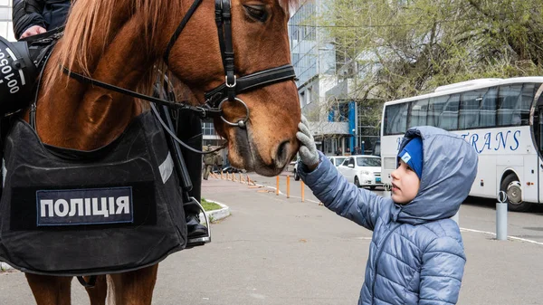 Kiev, Ukraine - 04.14.2019. Police montée. Petit garçon avec une pute — Photo