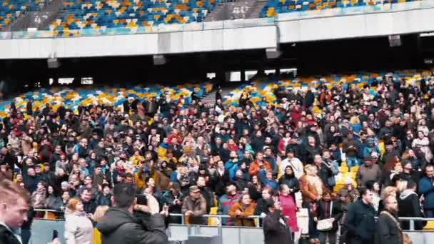 Kyjev Ukrajina 2019 Dav Ukrajinců Jde Stadion Aby Podpořil Prezidentský — Stock video