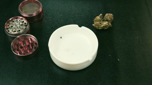 Fumar Marijuana Medicinal Botões Maconha Moedor Cinzeiro Fundo Articulação Mão — Vídeo de Stock