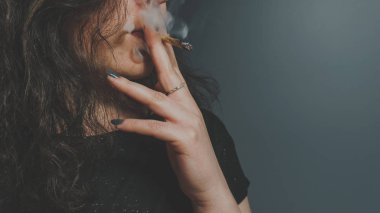 Tıbbi marihuana içen kişi yakın çekim. Esrar,