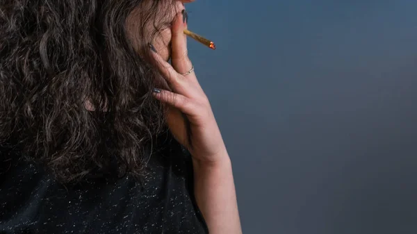 Το άτομο που καπνίζει από κοινού με την ιατρική μαριχουάνα. Η κάνναβη είναι — Φωτογραφία Αρχείου
