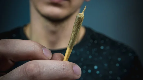 A pessoa fumando maconha medicinal close-up conjunto. Cannabis é — Fotografia de Stock