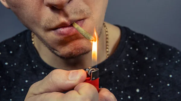 医療用マリファナジョイントクローズアップを喫煙する人。大麻は — ストック写真