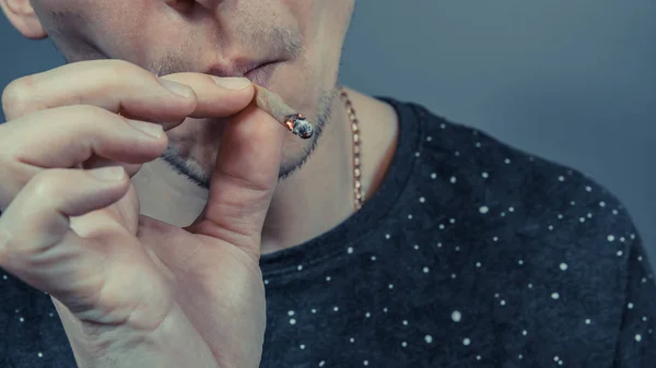 A pessoa fumando maconha medicinal close-up conjunto. Cannabis é — Fotografia de Stock