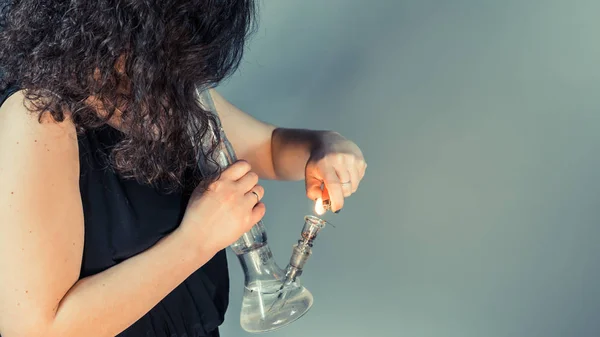 Bong ile marihuana içen kişi, yakın çekim. 