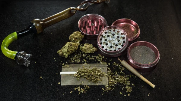 Tıbbi marijuaan tomurcukları, eklem, değirmeni ve sigara boru su üzerinde yalan b